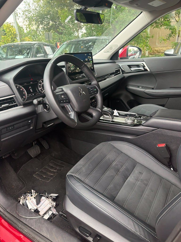 Used 2025 Mitsubishi Outlander SE AWD/4WD image 4