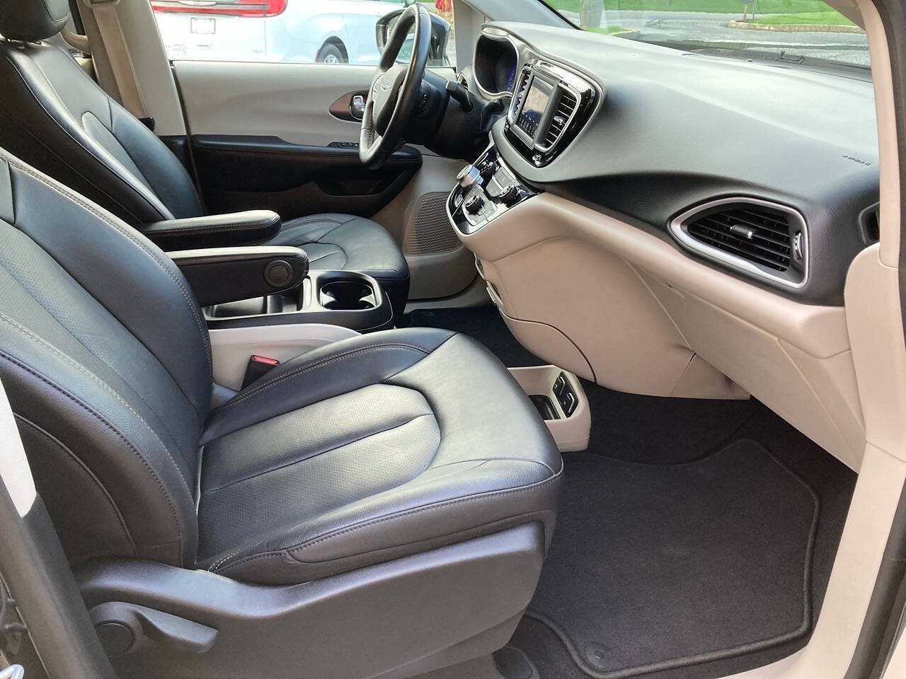 Used 2020 Chrysler Pacifica Touring-L FWD image 7