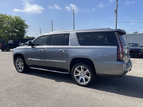 Used 2020 Cadillac Escalade ESV Luxury RWD image 3