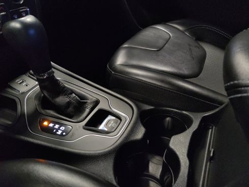 Used 2019 Jeep Cherokee Latitude Plus FWD image 26