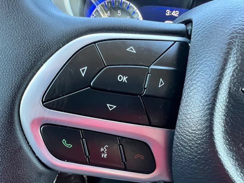Used 2023 Chrysler Pacifica Touring-L FWD image 43
