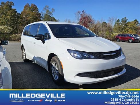 Used 2025 Chrysler Voyager LX image 1