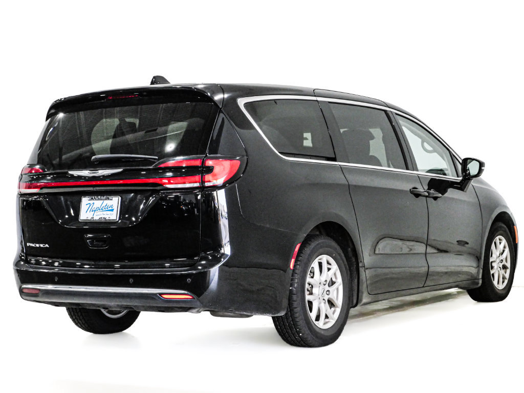 Used 2024 Chrysler Pacifica Touring-L FWD image 6
