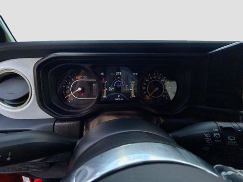 Used 2025 Jeep Wrangler Unlimited Sahara AWD/4WD image 36