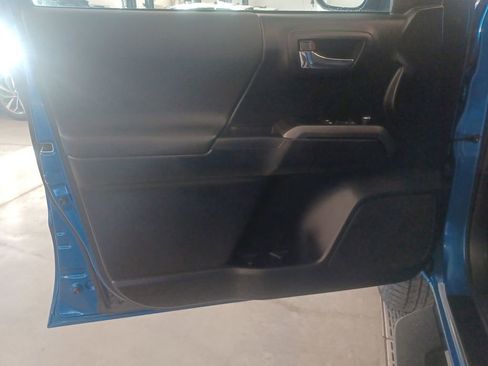 Used 2017 Toyota Tacoma TRD Sport w/ Premium & Technology Package image 11