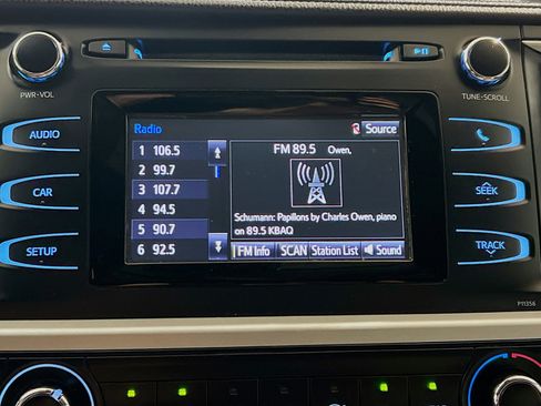 Used 2017 Toyota Highlander LE FWD image 10
