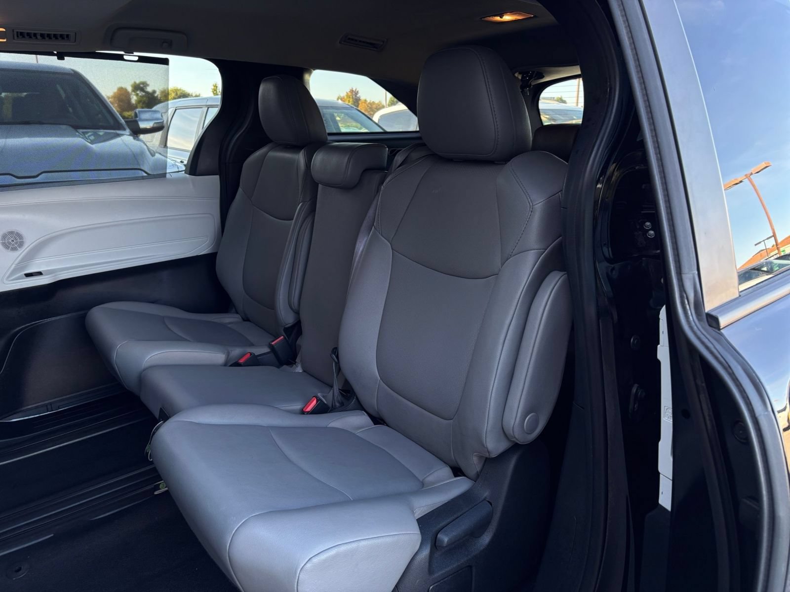 Used 2025 Toyota Sienna XLE FWD image 39