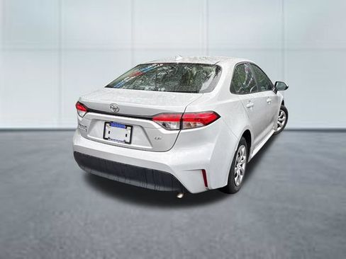 Used 2025 Toyota Corolla LE FWD image 4