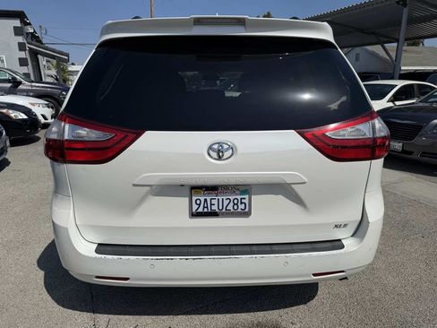 Used 2018 Toyota Sienna XLE w/ XLE Navigation Package FWD image 4