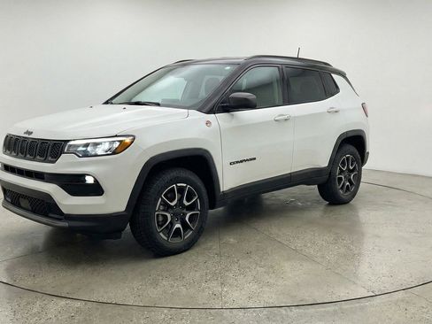 Used 2025 Jeep Compass Trailhawk image 3