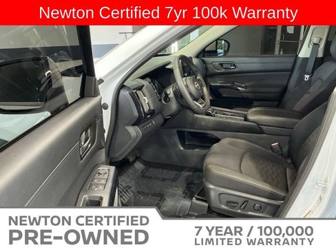 Used 2025 Nissan Pathfinder SV FWD image 8