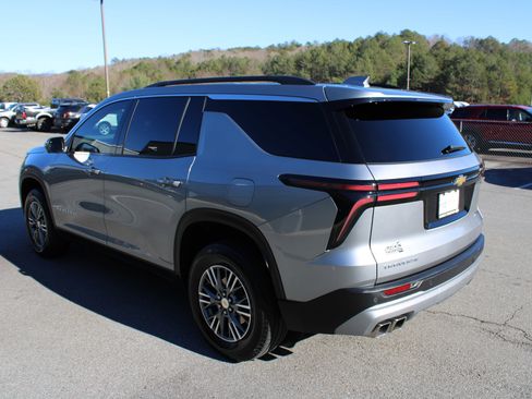 Used 2024 Chevrolet Traverse LT image 5