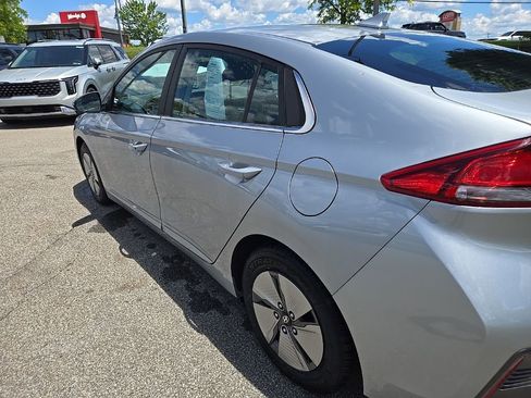 Used 2022 Hyundai Ioniq SE FWD image 4