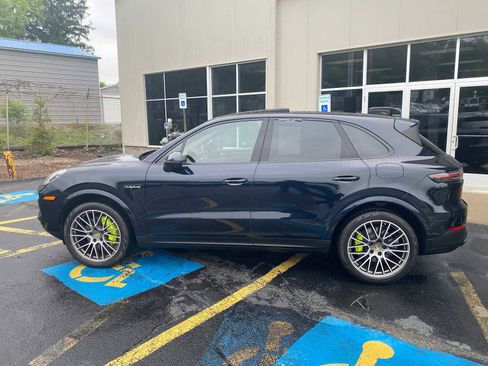 Used 2023 Porsche Cayenne Platinum Edition AWD/4WD image 14