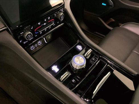 Used 2022 Jeep Grand Cherokee Overland w/ Luxury Tech Group IV image 17