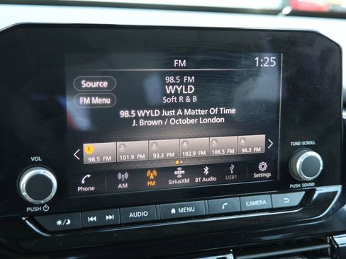 Used 2025 Nissan Pathfinder SV image 3