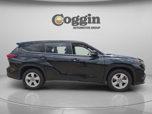 Used 2022 Toyota Highlander L FWD image 6