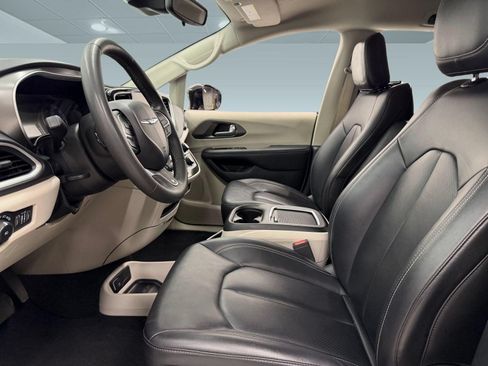 Used 2024 Chrysler Pacifica Touring-L FWD image 4