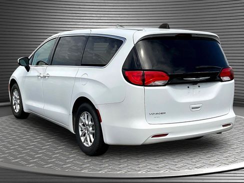 Used 2022 Chrysler Voyager LX FWD image 5