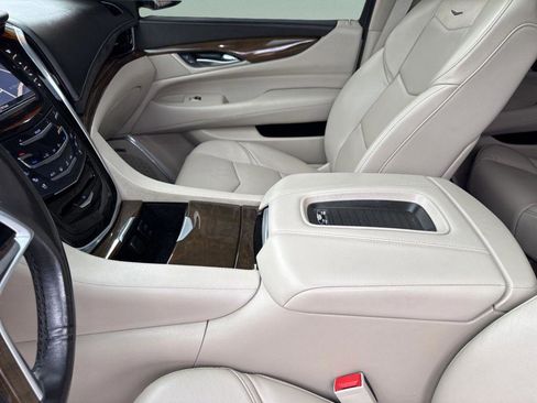Used 2019 Cadillac Escalade Luxury image 13