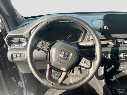Used 2025 Honda Pilot TrailSport image 11