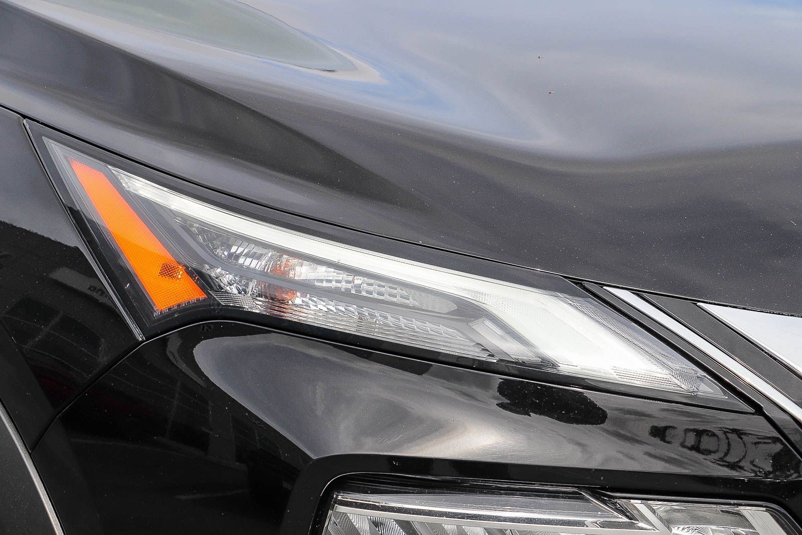 Used 2023 Nissan Rogue SV FWD image 4