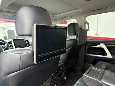 Used 2016 Toyota Land Cruiser image 11