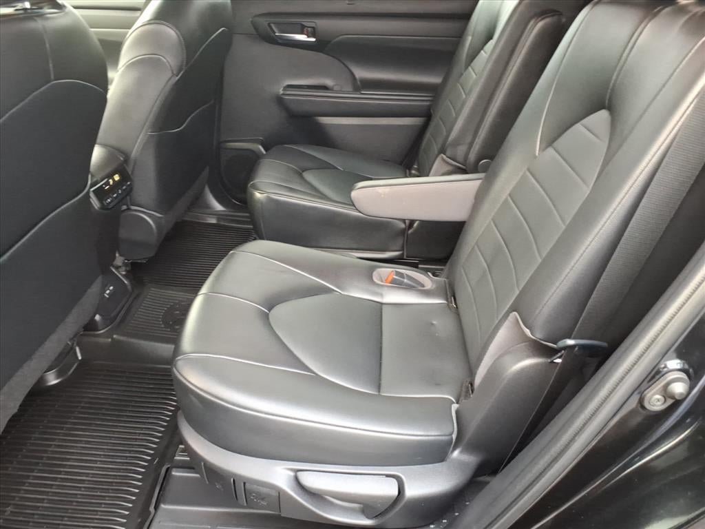 Used 2022 Toyota Highlander XLE AWD/4WD image 13