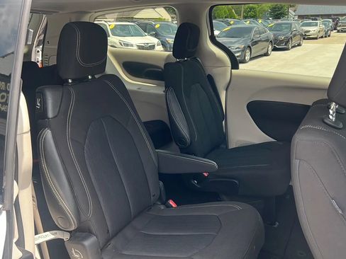 Used 2022 Chrysler Voyager LX image 14