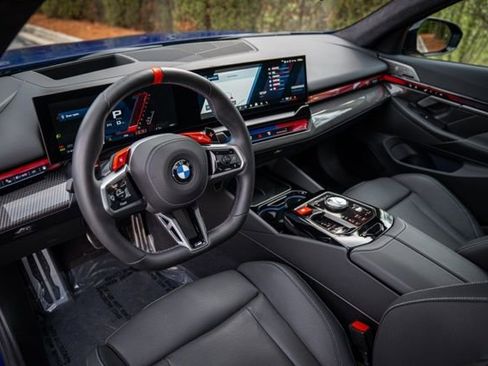 Used 2025 BMW M5 w/ Executive Package image 28