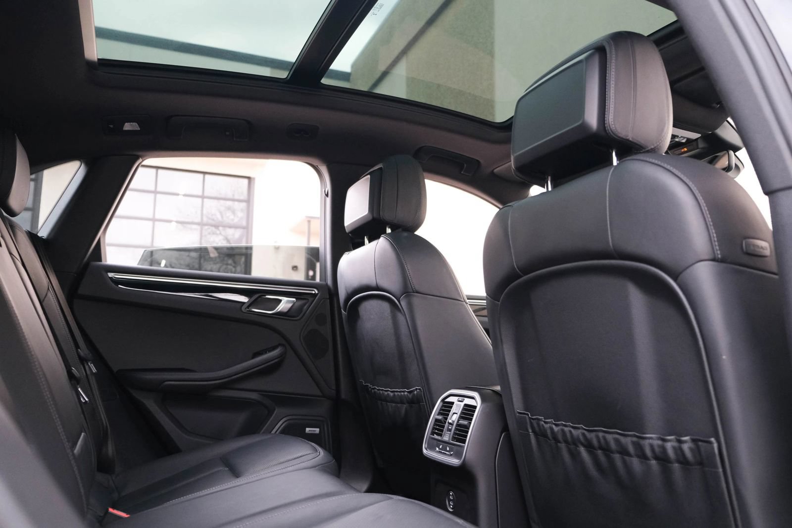 Used 2022 Porsche Macan w/ Premium Package Plus AWD/4WD image 30