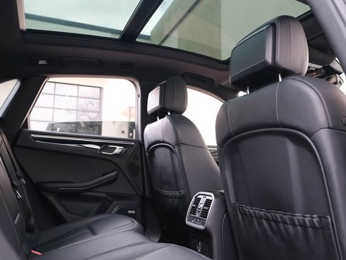 Used 2022 Porsche Macan w/ Premium Package Plus AWD/4WD image 30