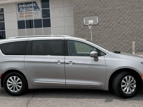 Used 2018 Chrysler Pacifica Touring-L FWD image 5