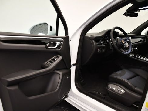Certified 2025 Porsche Macan AWD/4WD image 40