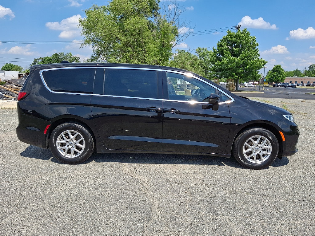 Used 2025 Chrysler Pacifica Select FWD image 13