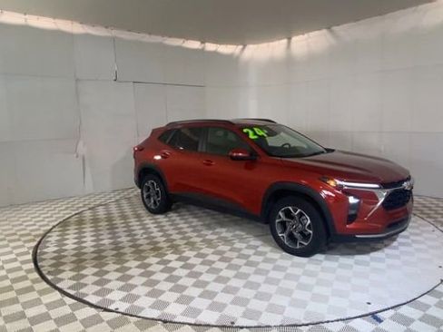 Used 2024 Chevrolet Trax LT w/ Driver Confidence Package FWD image 5