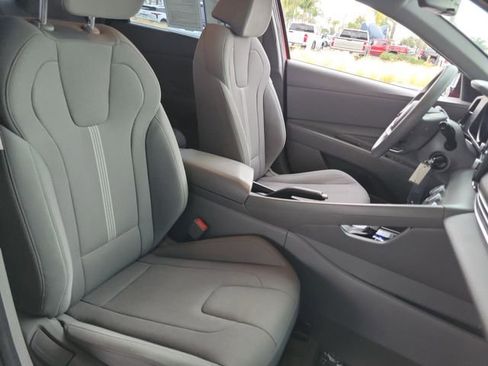 Used 2022 Hyundai Elantra SE FWD image 22