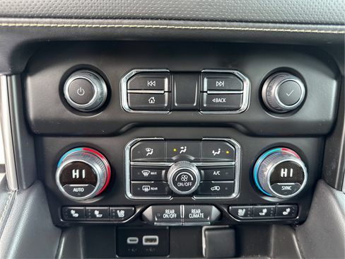 Used 2024 Chevrolet Suburban Premier AWD/4WD image 28