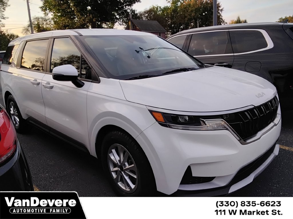 Used 2024 Kia Carnival LX FWD image 1