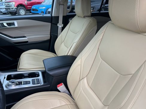 Used 2023 Ford Explorer XLT image 10