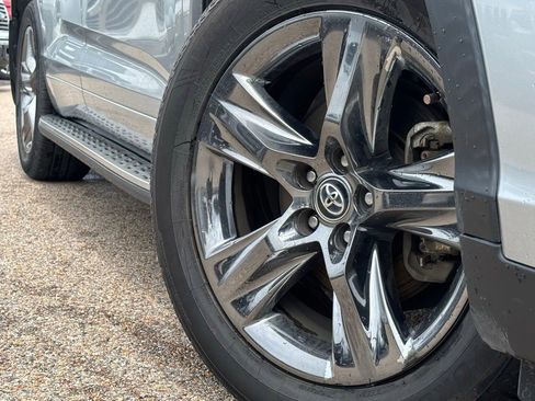 Used 2019 Toyota Highlander Limited Platinum AWD/4WD image 2