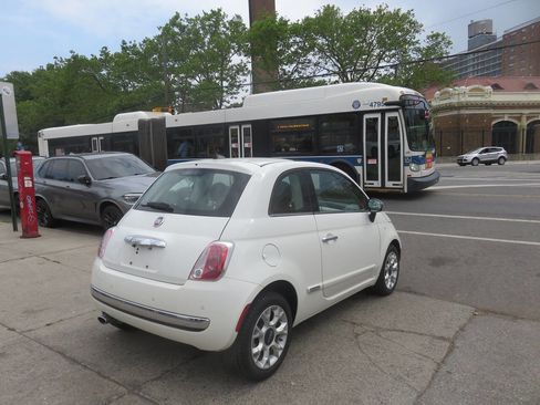 Used 2017 FIAT 500 Lounge FWD image 4