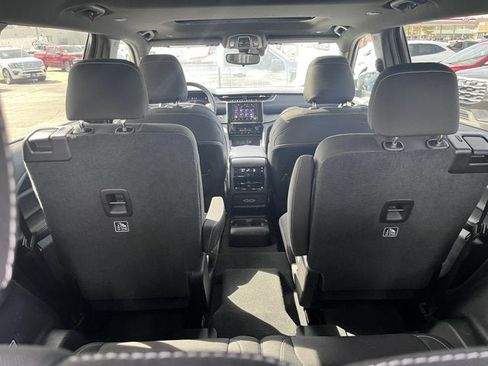 Used 2024 Jeep Grand Cherokee L Laredo image 14