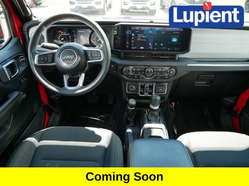 Used 2025 Jeep Wrangler Unlimited Sahara AWD/4WD image 13