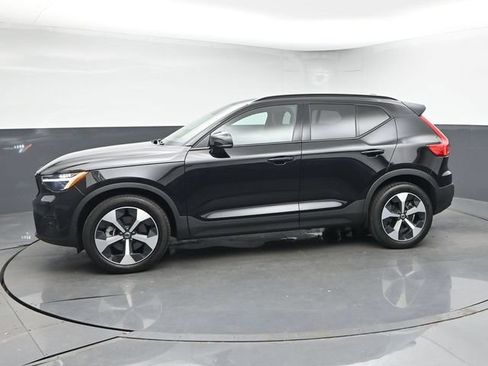 Used 2025 Volvo XC40 B5 Plus AWD/4WD image 4