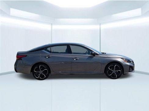 Used 2024 Nissan Altima 2.5 SR FWD image 7