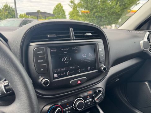 Used 2025 Kia Soul LX w/ LX Technology Package FWD image 19
