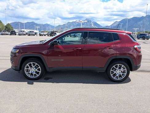 Used 2022 Jeep Compass Latitude AWD/4WD image 6