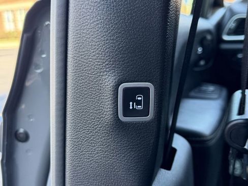 Used 2025 Chrysler Pacifica Select image 28