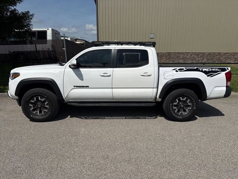Used 2017 Toyota Tacoma TRD Off-Road w/ Tow Package (A/T) AWD/4WD image 9